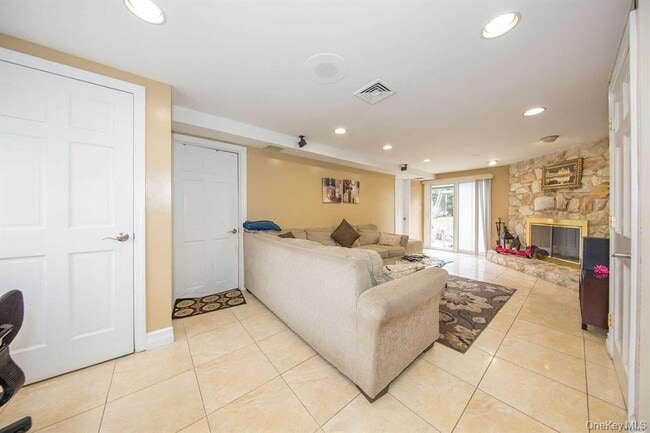 Building Photo - 413 Clearmeadow Dr