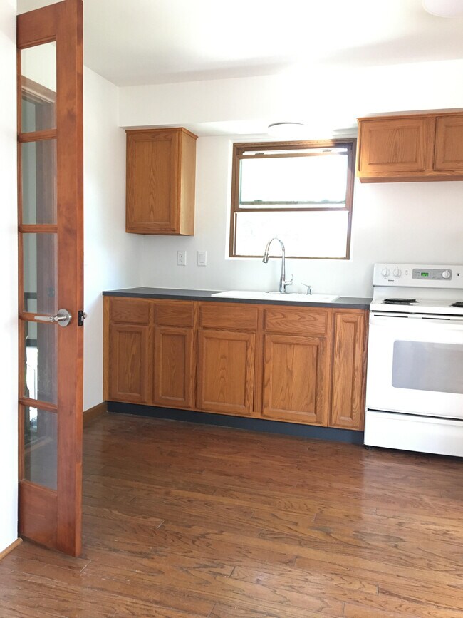 Foto del edificio - 3280 S Whitnall Ave