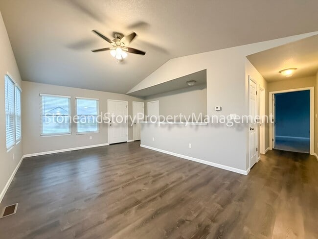 Building Photo - 3 Bedroom 2.5 bath