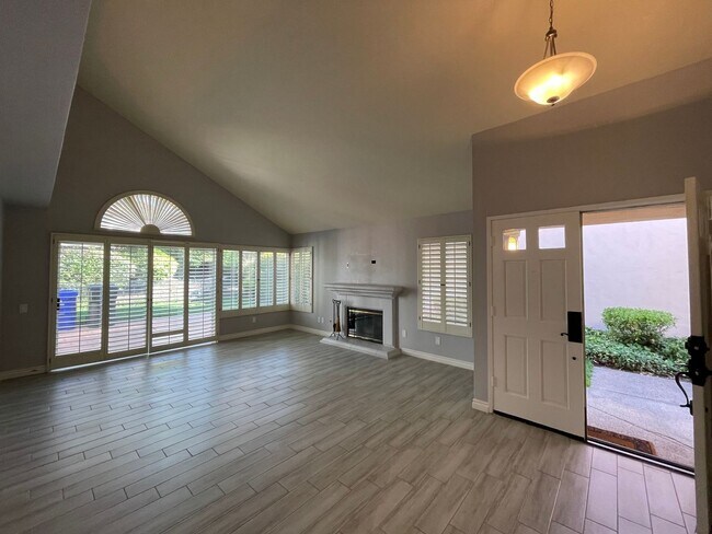 Foto del edificio - Bernardo Village: Single-level 3 bedroom, ...