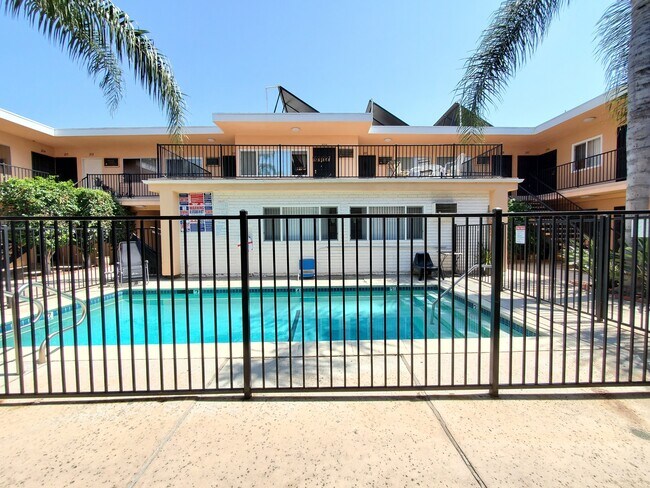 Building Photo - 1314 N Las Palmas Ave