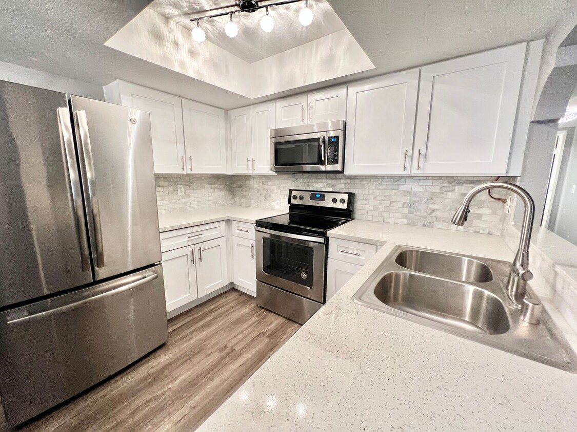 Primary Photo - Furnished 2 Bed 2 Bath Remodeled Condo!