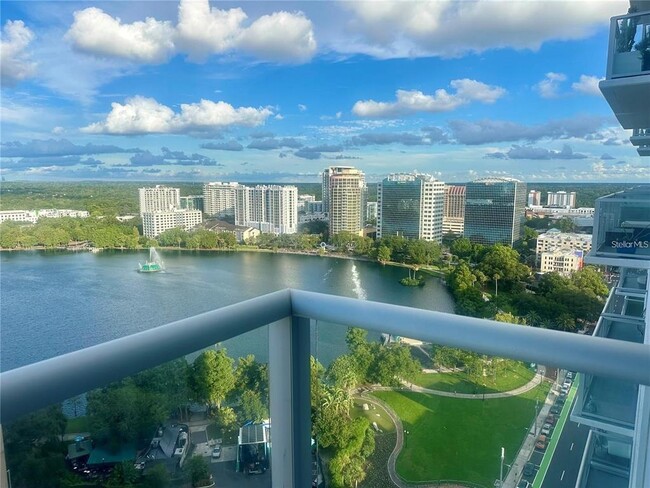 Foto del edificio - 150 E Robinson St