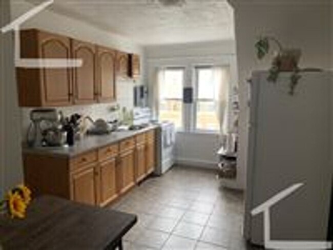 Building Photo - 208 Kelton St