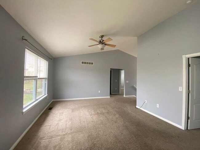 Building Photo - Super spacious updated bilevel in Florence!