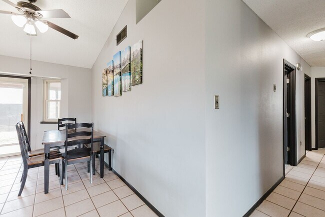 Building Photo - 4 Bedroom, 2 Bath house with New Carpet