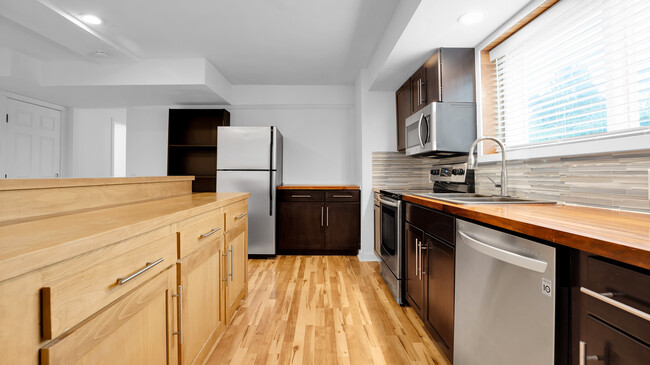 kitchen - 8325 SW Terwilliger Blvd