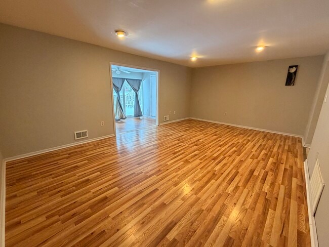 Building Photo - 11 Van Pelt Ct