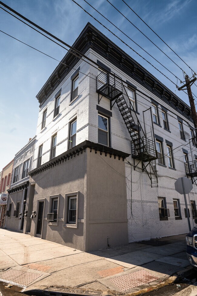 Building Photo - 16 1st St