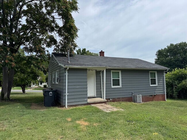 Foto del edificio - 3bed/1bath House in Greensboro - $1395/month