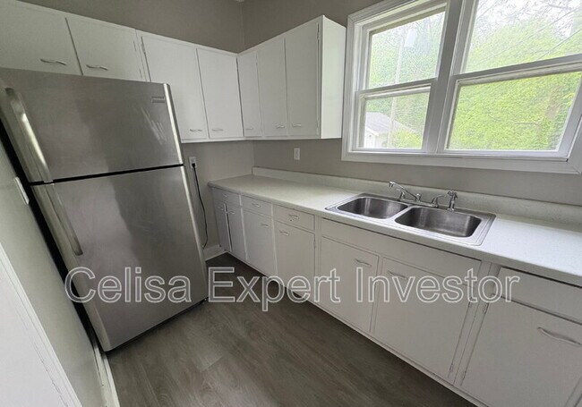 Foto del edificio - 2711 Thompson Ave