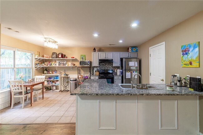 Building Photo - 869 W Peachtree Dr