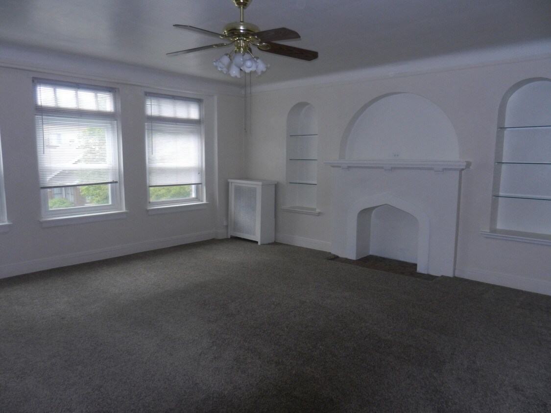 Living Room - 6535 N Richmond St