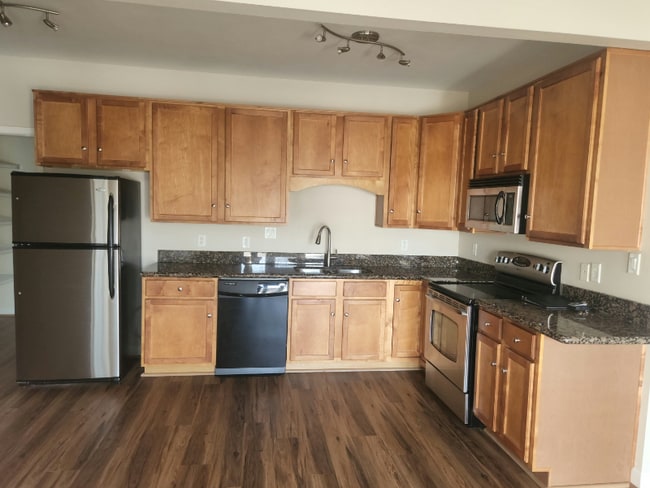 Building Photo - 885 Forest Ave