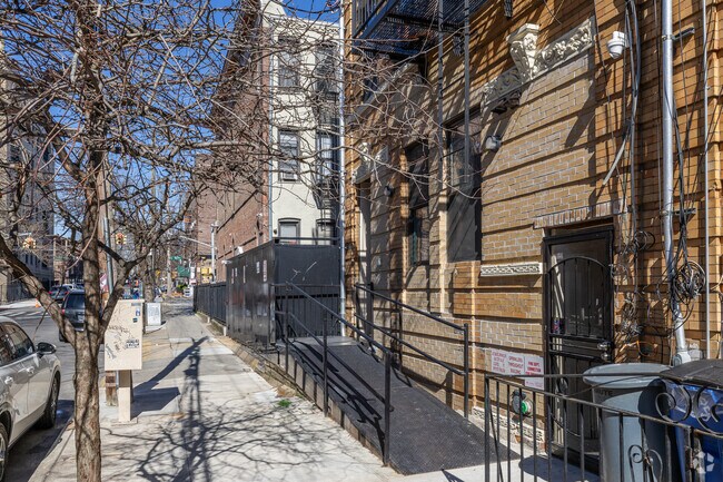 Entrance ramp. - 418 Suydam St