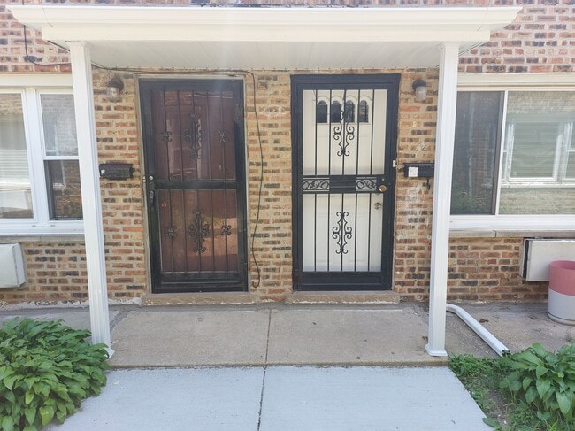 Building Photo - 5037 S Drexel Blvd