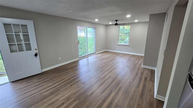 Foto del edificio - 3025 Mangum Dr