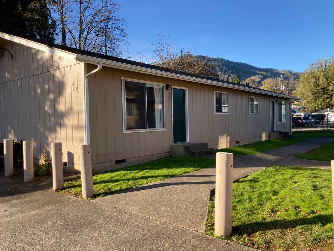 Primary Photo - 2 br, 1 bath House - 841 NE Johnson St