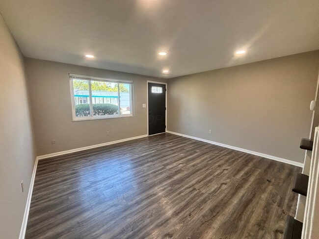 Building Photo - 859 Oakland Park Ave