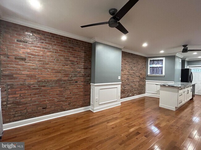 Foto del edificio - 2445 S Marshall St