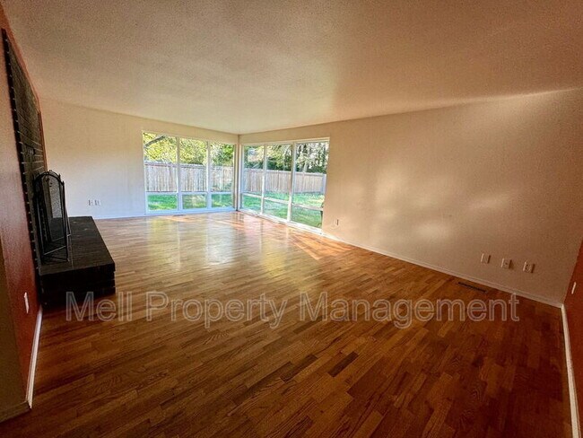 Foto del edificio - 7016 Husky Way SE