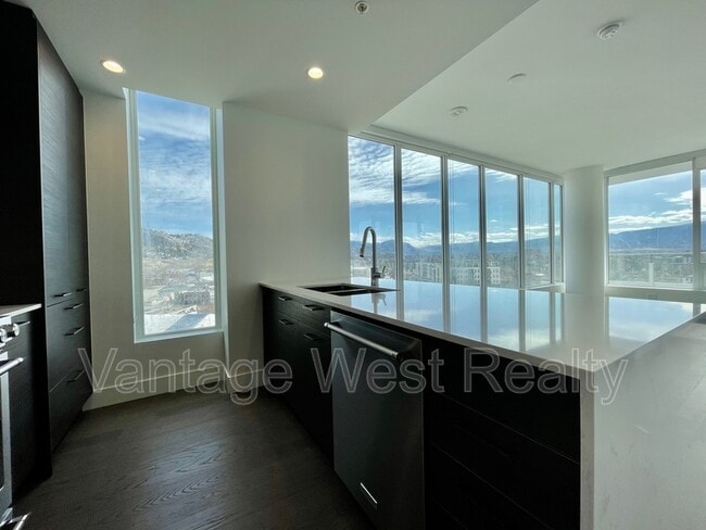 Building Photo - 1191-1191 Sunset Dr