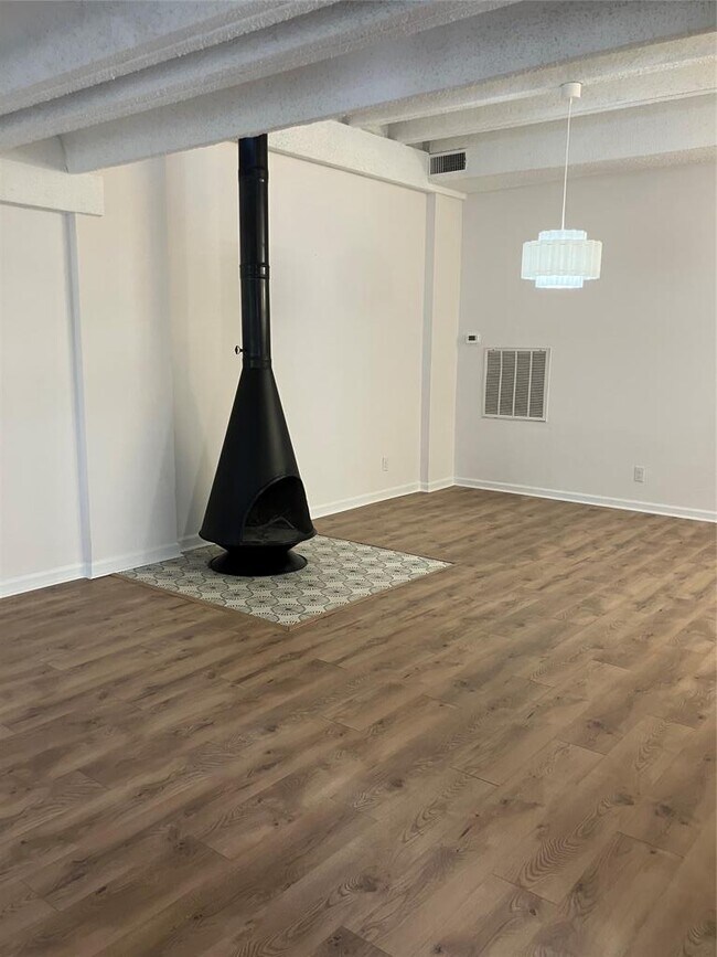 Building Photo - 5914 Lago Vista Way