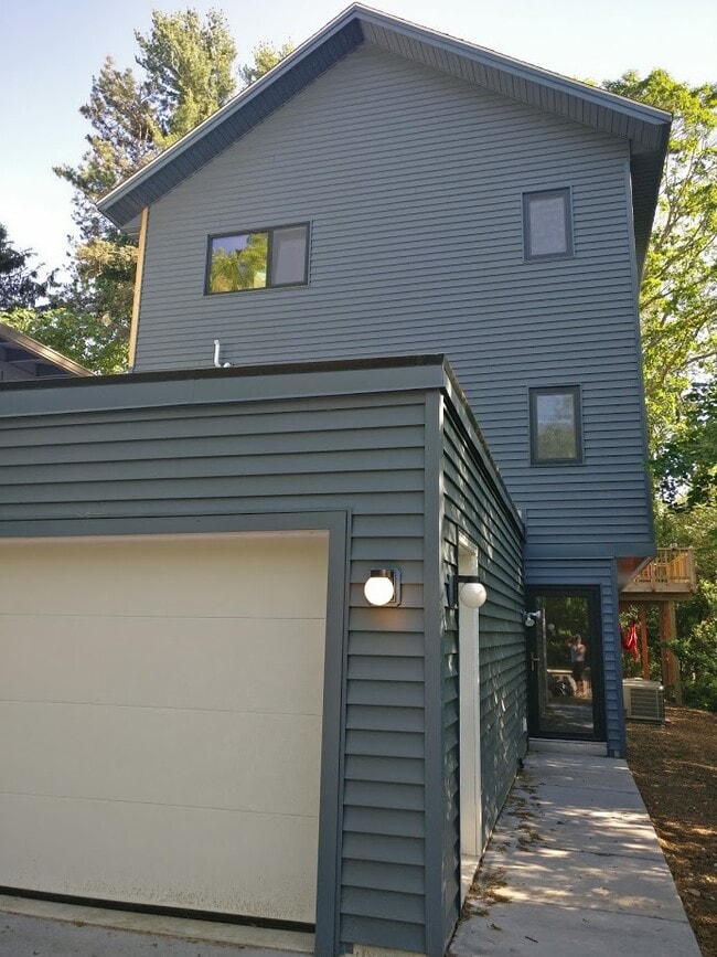 Building Photo - Leaird Drive Studios - All Utilities Included