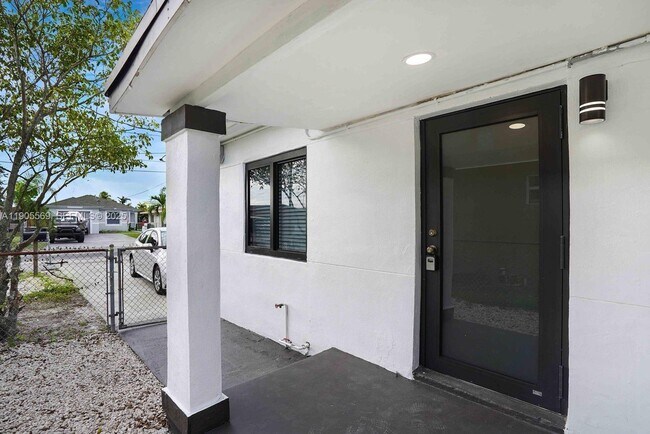 Foto del edificio - 502 NW 7th Ct