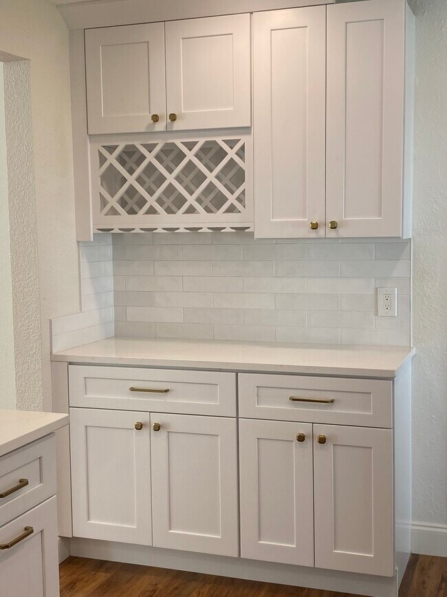 Amplio espacio de almacenamiento para toda tu comida y vino - 129 36th Ave NE