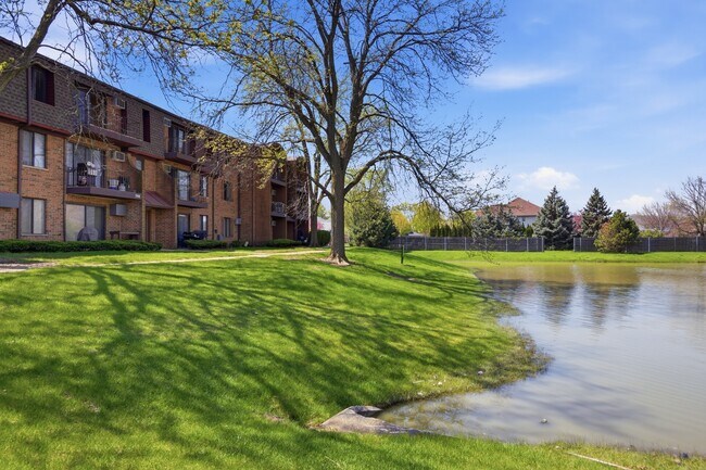 Foto del edificio - 744 Briar Hill Ln