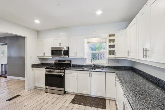 Building Photo - 1112 Rosary Ln