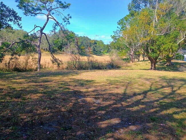 Foto del edificio - 2 bedroom 2 bathroom home with a screened in porch