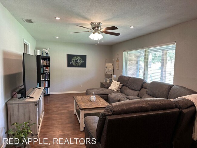 Foto del edificio - 3 br, 2 bath House - 3673 Yale