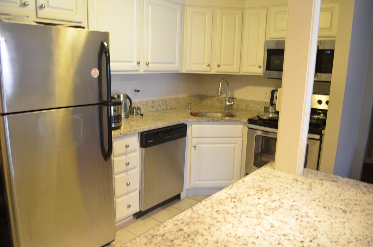 14 Hallmark Gdns Unit 2, Burlington, MA 01803 Condo for Rent in