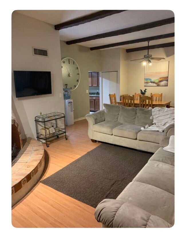 Foto del edificio - 2447 E 7th St