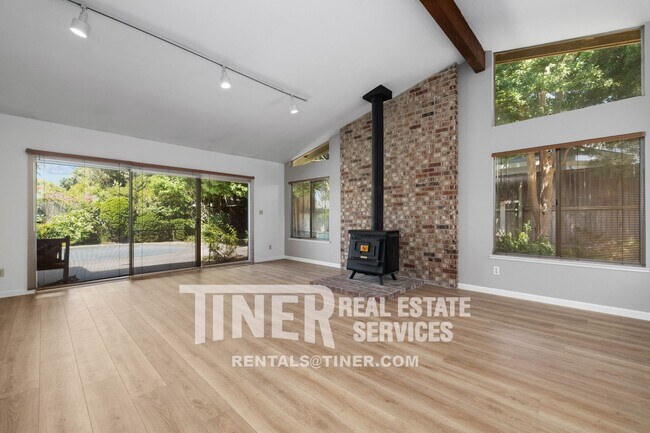 Foto del edificio - Gorgeous 3 Bed/2 Bath With POOL In Carmichael