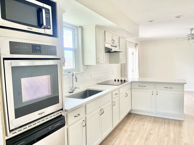 Building Photo - 555 Burgin Ave