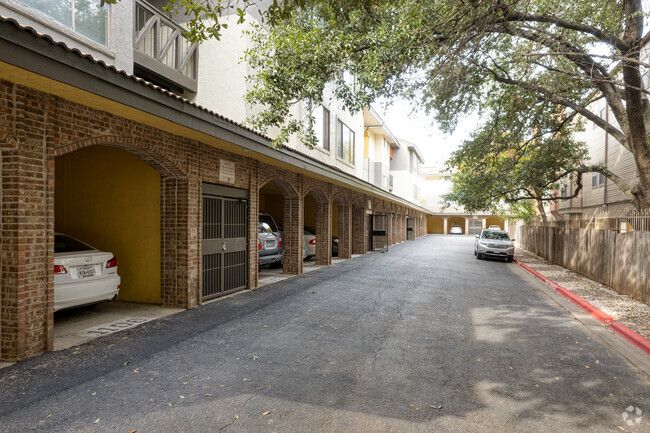 Foto del edificio - Croix Condominiums