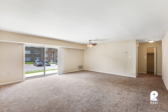 Building Photo - 6525 Hil-Mar Dr