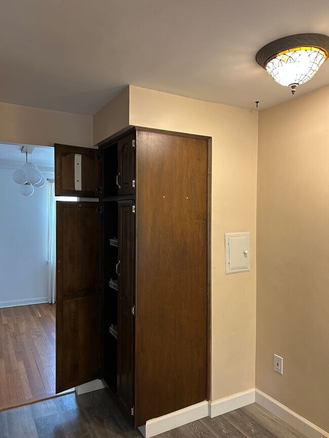 Foto del edificio - Spacious Colonial For Rent in Lyndhurst