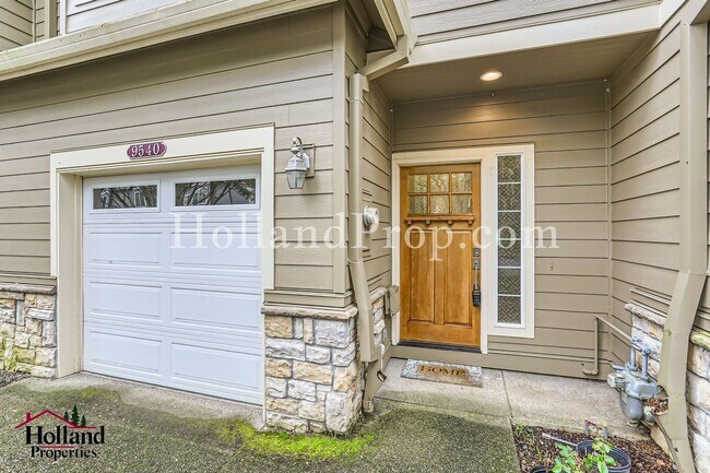 Foto del edificio - Bright & Spacious 3-Bedroom Townhome in a ...