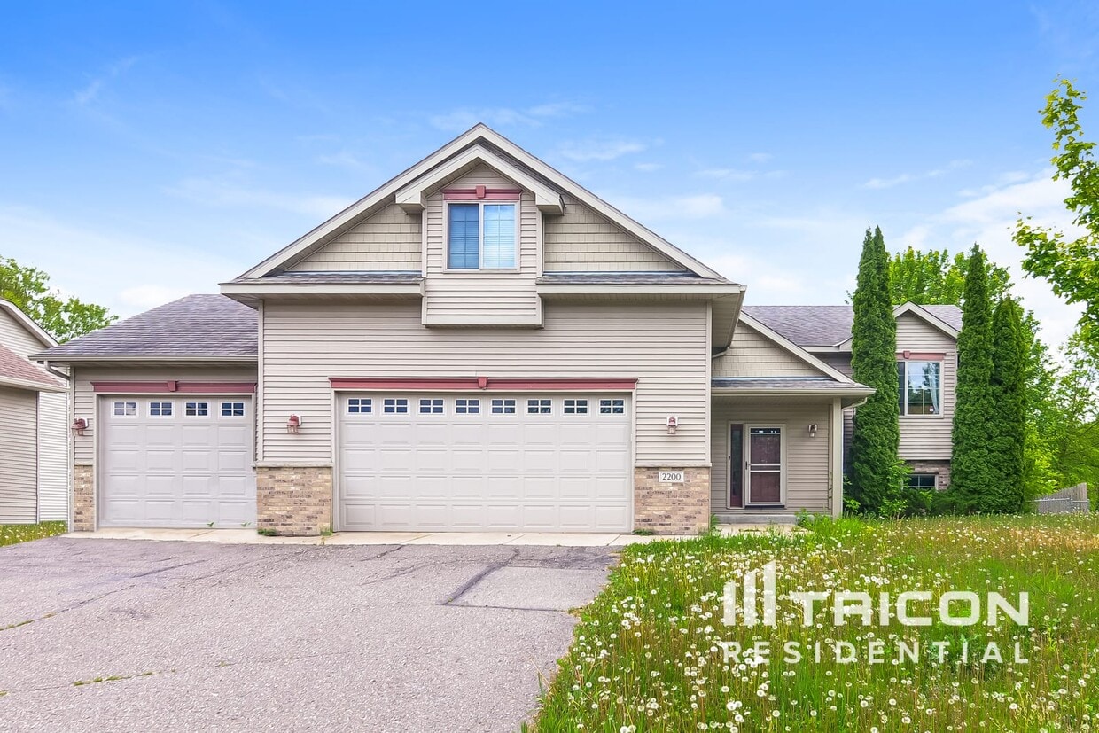 Primary Photo - 2200 Buffalo Ridge Dr