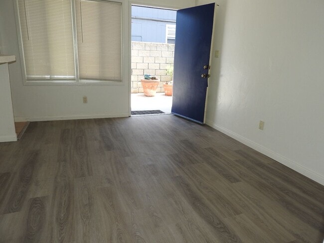 Building Photo - Here's your Beach Bungalow