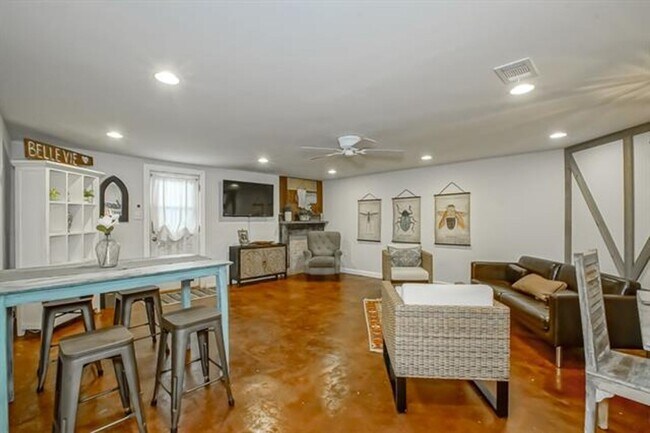 Building Photo - 4176 Vincennes Pl