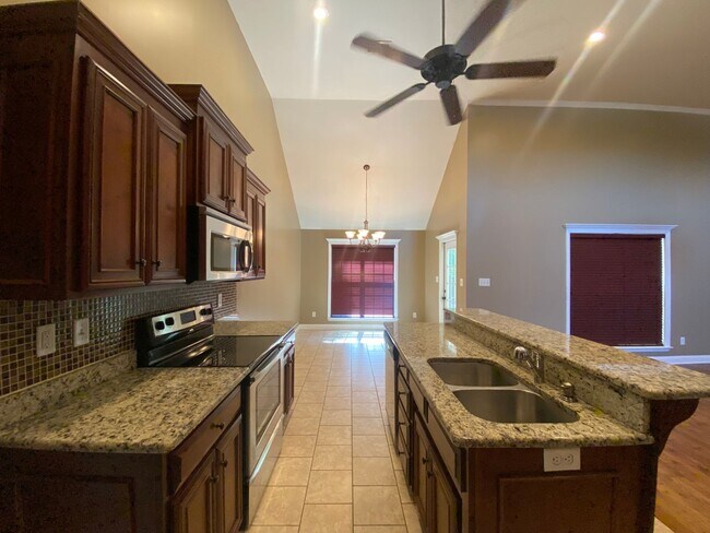 Building Photo - 4301 Kenilworth Cir