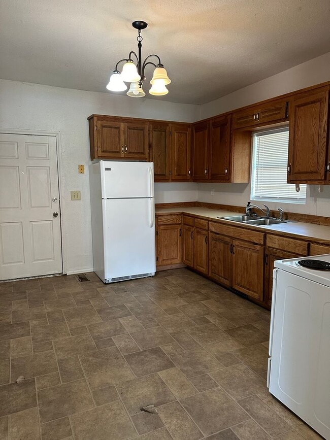 Building Photo - Spacious 3 Bedroom 1 Bathroom House in Jop...