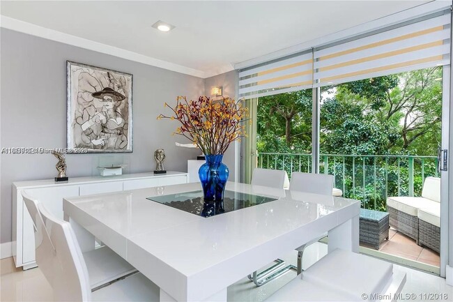 Building Photo - 9350 Fontainebleau Blvd