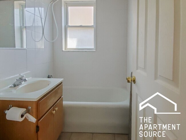 Foto del edificio - 3926 N Pine Grove Ave