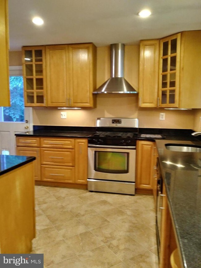 Building Photo - 5933 Avon Dr